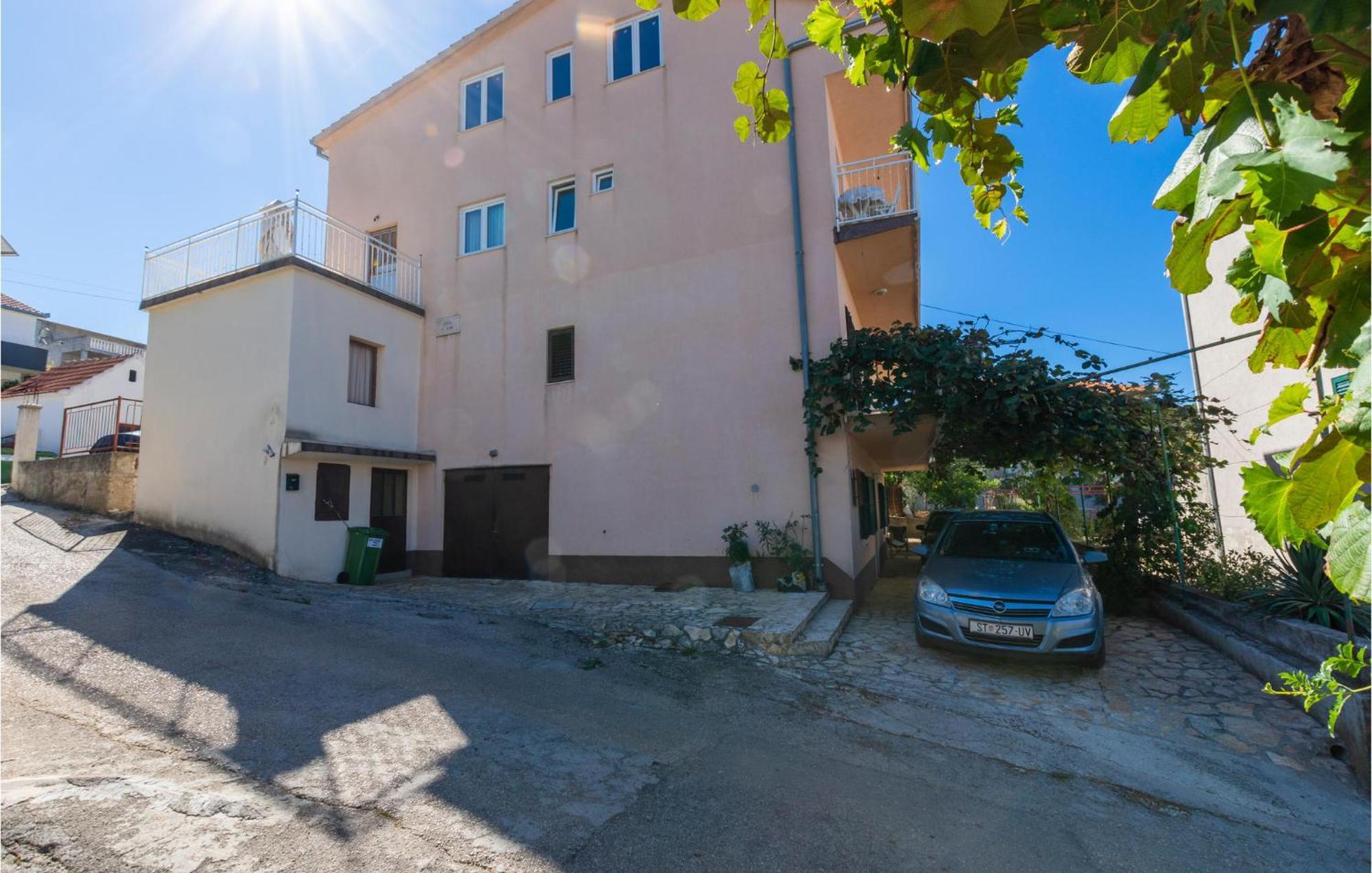 Lovely Apartment In Trogir With Kitchen Kültér fotó